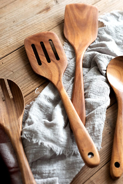 Cuchara de cocina de teca natural, espátula de madera para cocina, juego de utensilios antiadherentes con ganchos para colgar, juego de utensilios de cocina